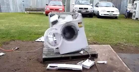 lavatrice smantellata pronta per essere rottamata pezzo per pezzo