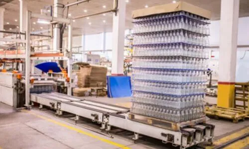 il processo di riciclaggio del vetro permette di creare un nuovo materiale per costruire altri contenitori