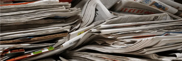 immagine di un mucchio di riviste e giornali usati