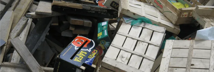 immagine cassette e pezzi di legno