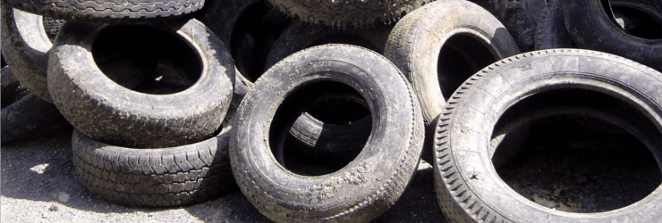 immagine di un mucchio di pneumatici usati