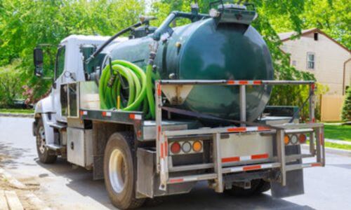 mezzo che si occupa dello smaltimento liquami