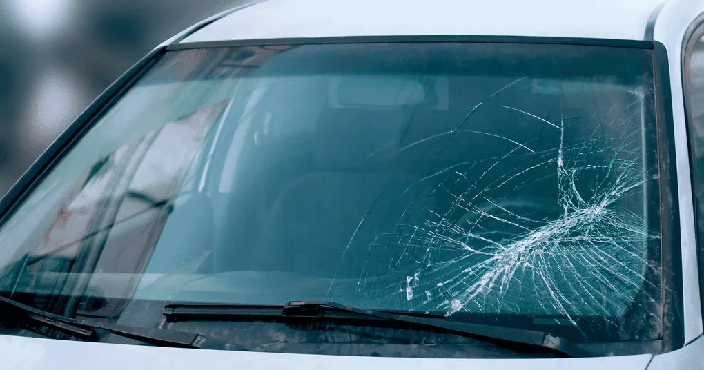 il parabrezza di un auto rotto che può essere riciclato dell'85%